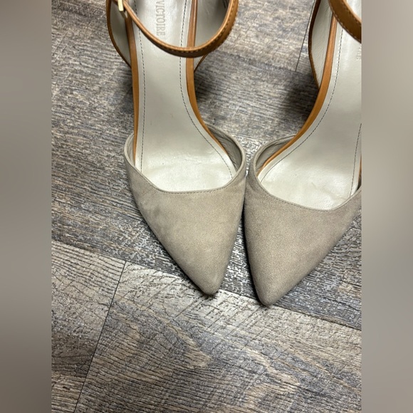 Pour La Vicroire Elegant Beige and Tan Women's Heels - Picture 15 of 15